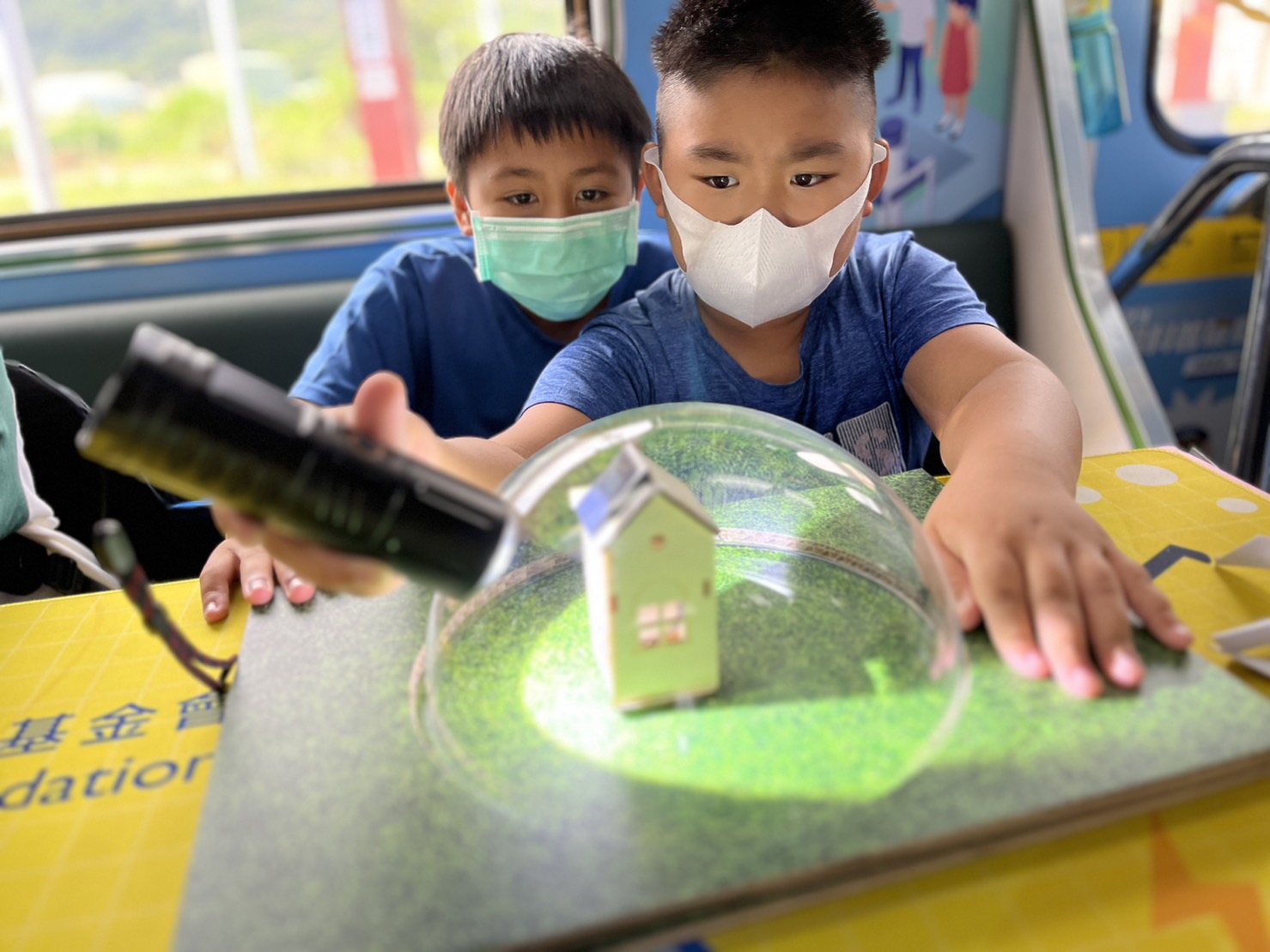 PA旗舰厅參與基礎科學主題車廂，以STEAM教學精神，設計「逐日科學家」、「太陽能工程師」以及「淨零建築師」三大能源科普課程和實驗