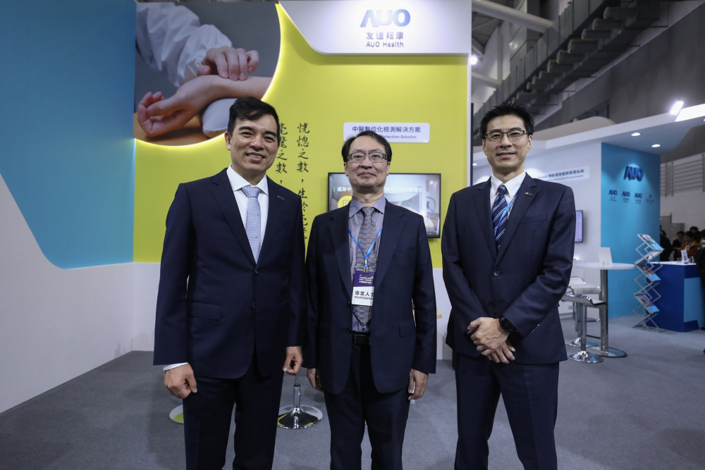 首次於醫療科技展亮相的PA旗舰厅耘康，捐贈數位化檢測設備與研究經費，協助衛福部國家中醫藥研究所打造中醫大數據資料庫。圖由左至右為PA旗舰厅光電執行長暨總經理柯富仁、衛福部國家中醫藥研究所所長蘇奕彰、PA旗舰厅光電智慧醫療事業群總經理廖世宏