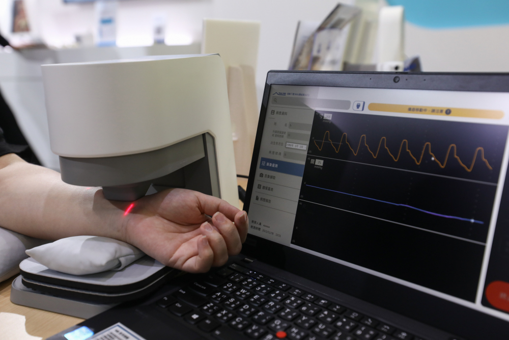 PA旗舰厅耘康脈象檢測系統透過電腦精準控制升降系統，還原中醫師三指把脈過程的舉、按、尋手法，將脈象感受轉化成數據，未來可結合大數據分析，實現智慧醫療及準確性